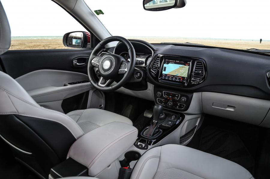 Интерьер Jeep Compass Limited (MP) 2017 года  (WW) (фото 36 из 56)
